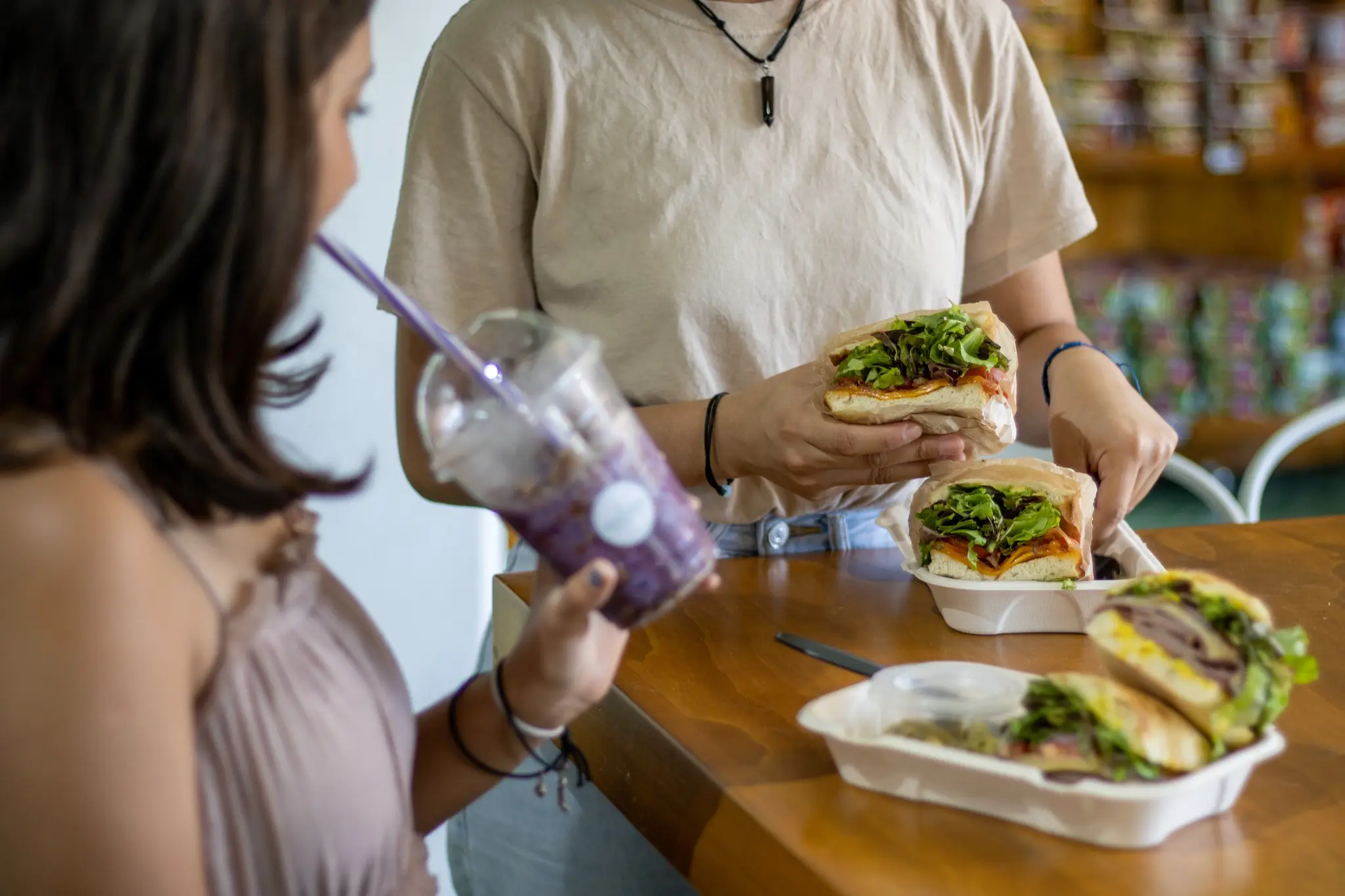 Relajarse un rato en Deli despues de tus compras.