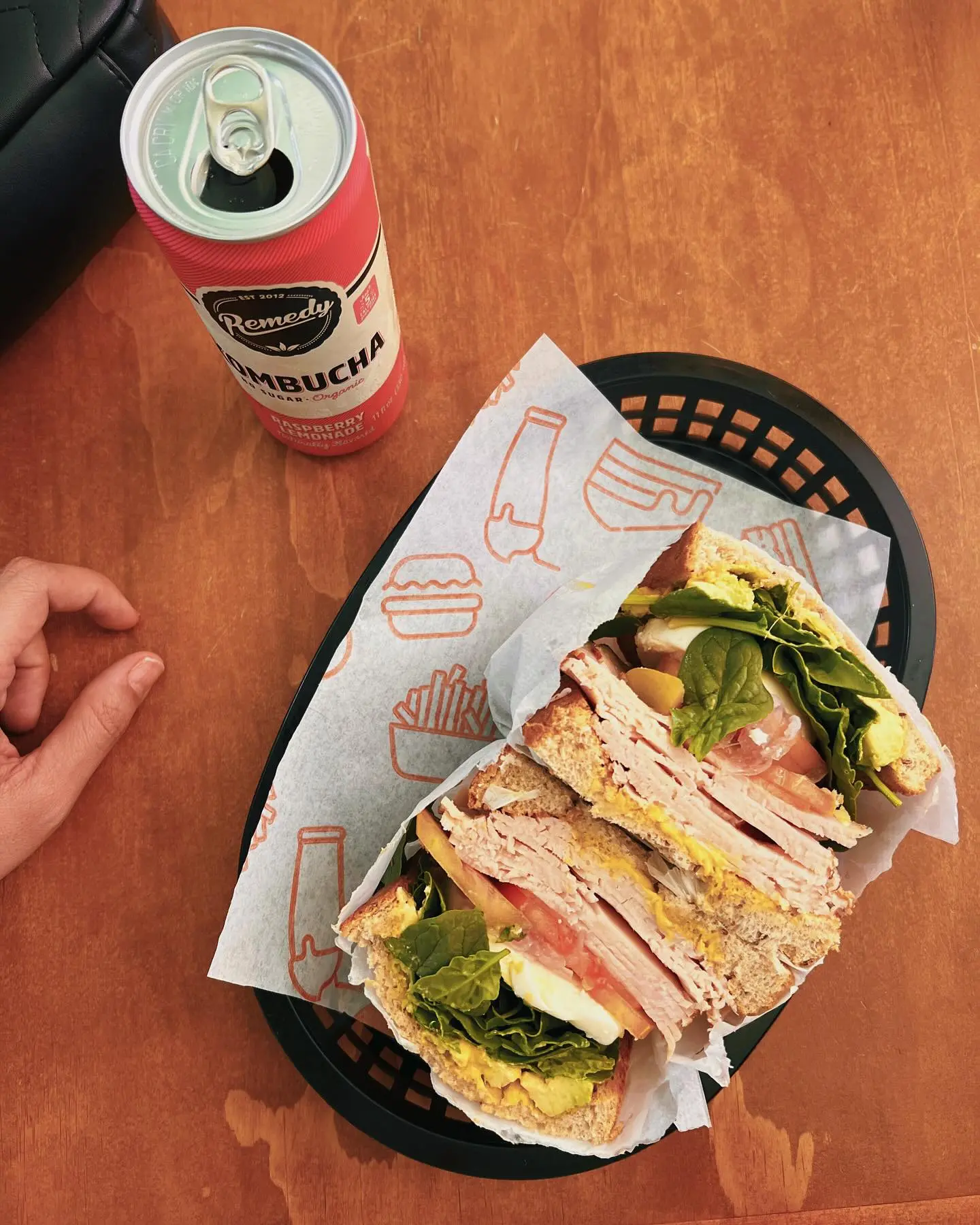 Deli Sandwich con una limonada.